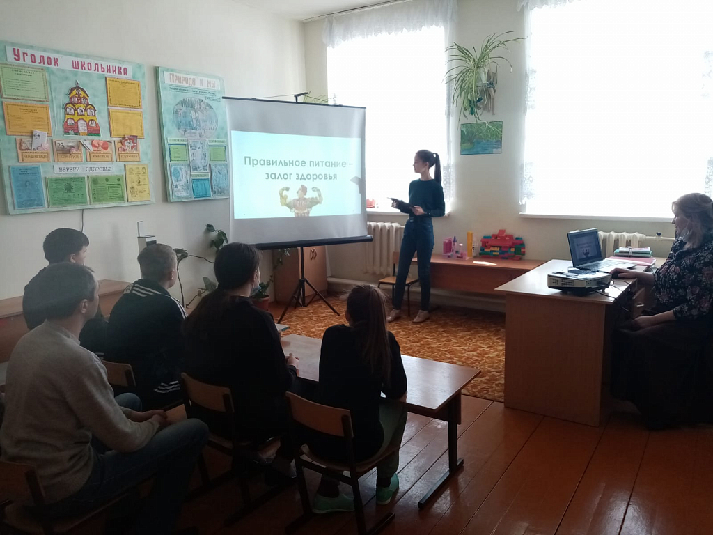 Миронова Алина проводит конференцию с учащимися 5-7 классов..